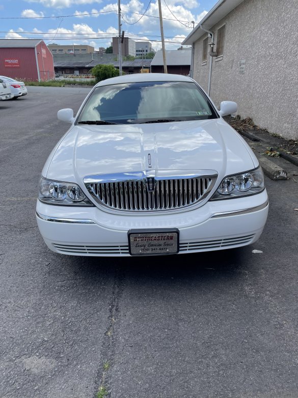 2010 Lincoln Limousine 120 V-5 Limousine for Sale in Scranton, PA - Photo 2