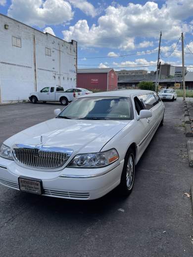2010 Lincoln Limousine 120 V-5 Limousine for Sale in Scranton, Pennsylvania, US - Photo 4