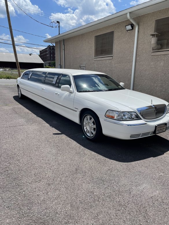 2011 Lincoln Limousine 120" V5 Limousine for Sale in Scranton, PA - Main Photo