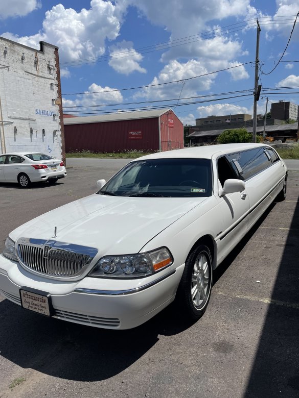 2011 Lincoln Limousine 120" V5 Limousine for Sale in Scranton, PA - Photo 3