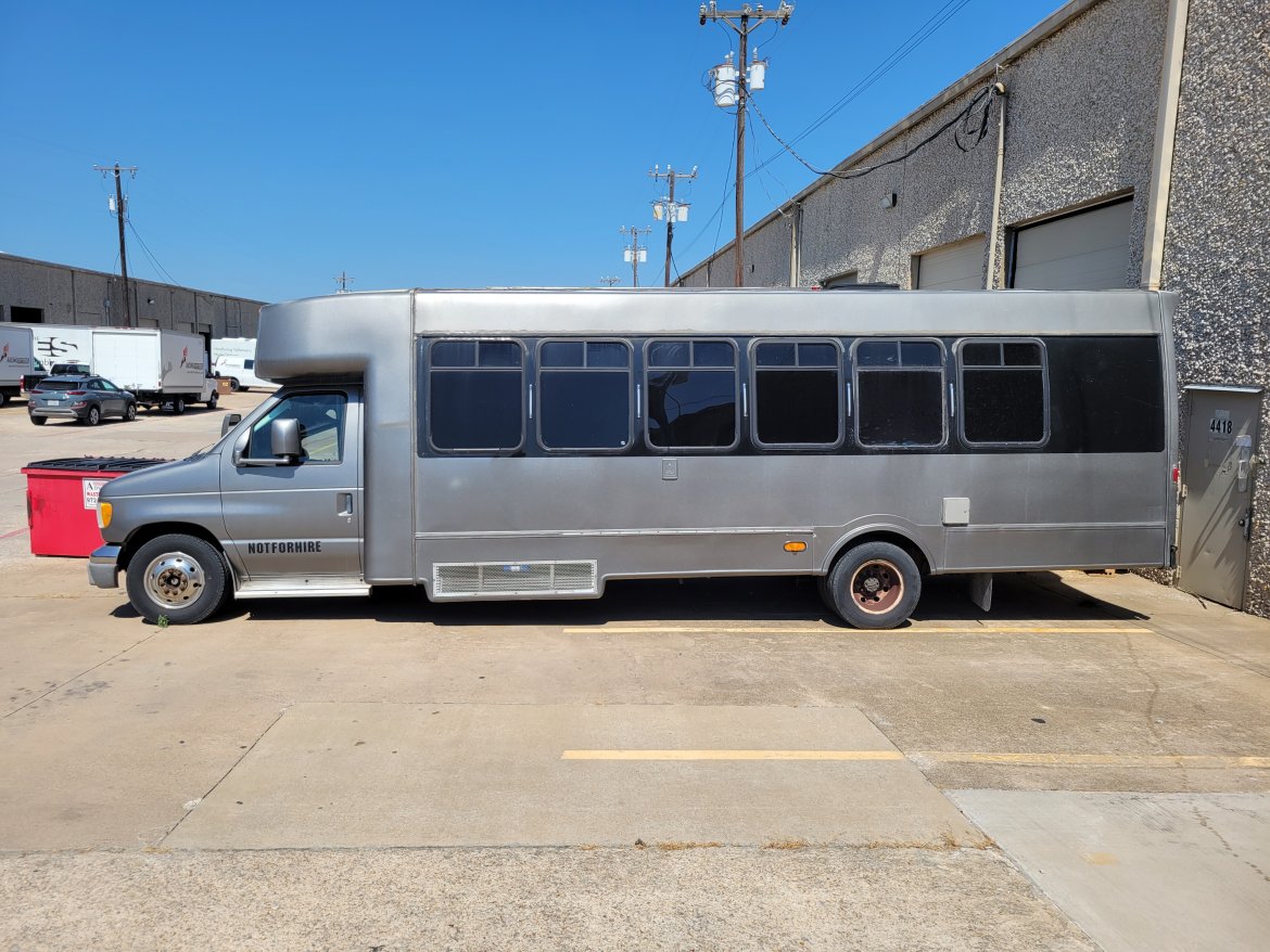 Limo Bus for sale: 2001 Ford e450 7.3L Diesel 32&quot;