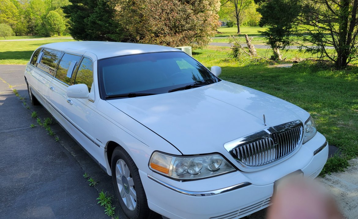 Limousine for sale: 2005 Lincoln Town car by Krystal