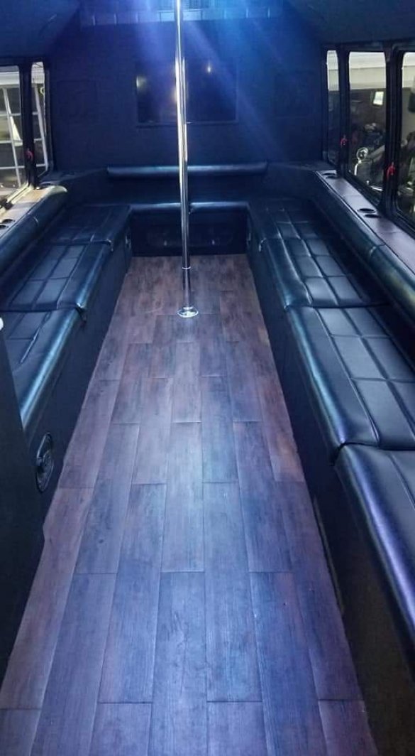 2007 Chevrolet C5500 Limo Bus for Sale in Granite City, IL - Main Photo