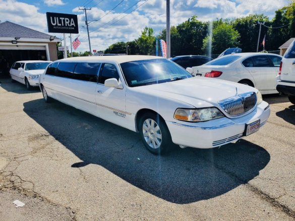 2011 Lincoln Town Car Limousine for Sale in North Attleboro, MA - Photo 2