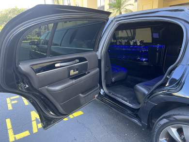 2010 Lincoln Town Car Limousine for Sale in Lake Worth, Florida, US - Photo 4
