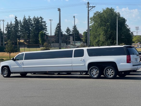 2007 GMC YUKON XL DENALI Limousine for Sale in Seattle, WA - Main Photo