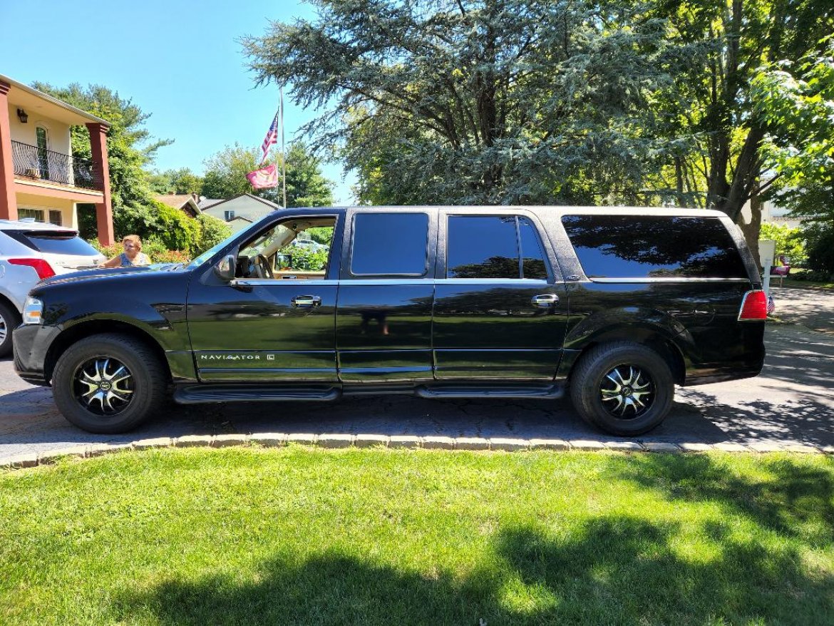 CEO SUV Mobile Office for Sale in Brooklyn, NY - Photo 4