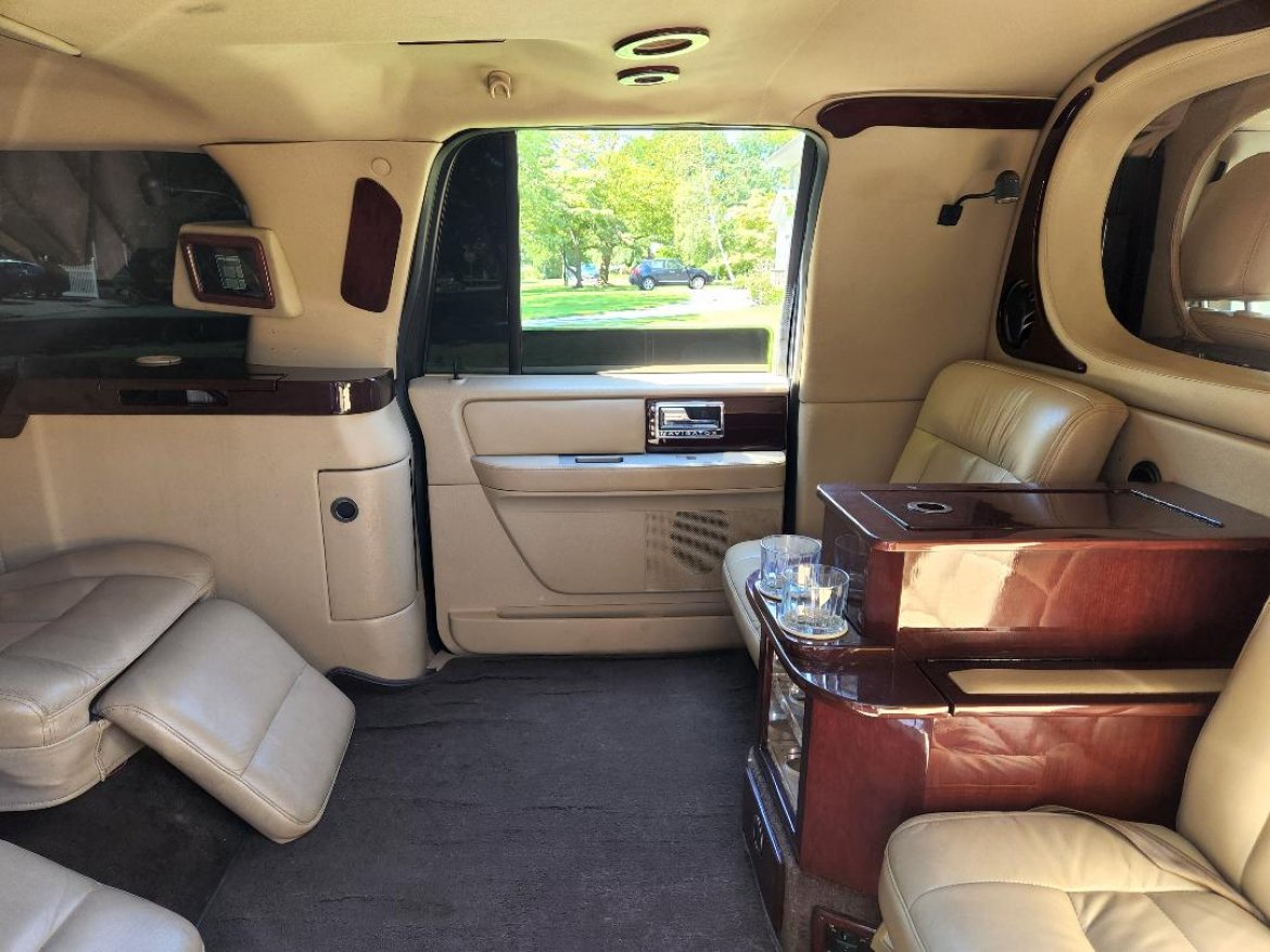 CEO SUV Mobile Office for Sale in Brooklyn, NY - Photo 5