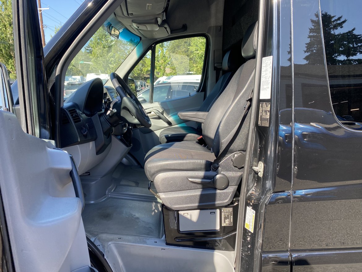 Limo Bus for Sale in PORTLAND, OR - Photo 12