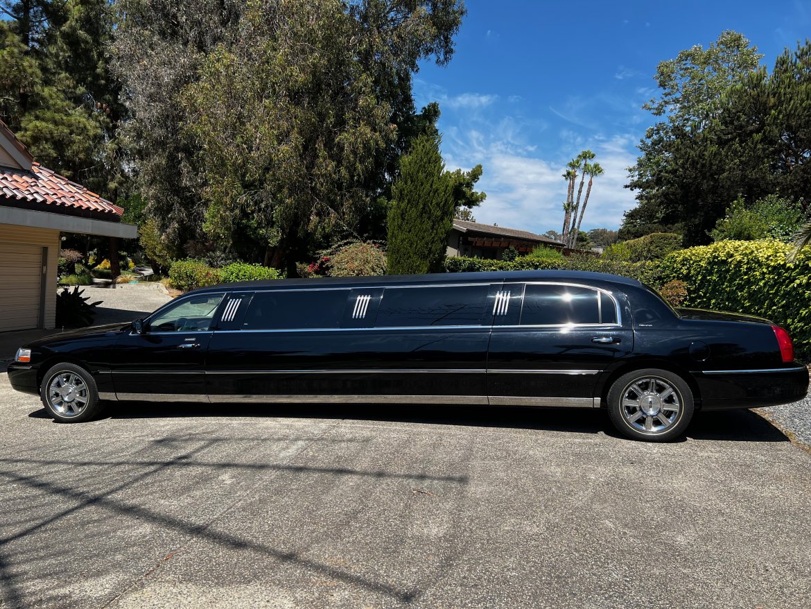 Limousine for sale: 2007 Lincoln town car 28&quot; by Executive Coach Builders