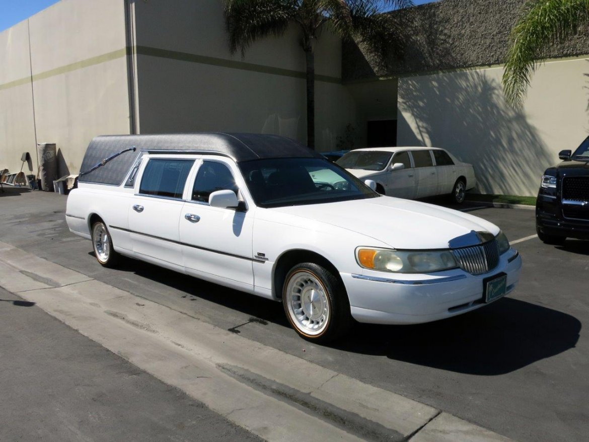 Funeral for sale: 1998 Lincoln Town Car by Federal Coach