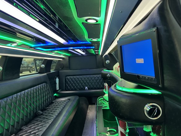 2018 Chrysler 300 140 Limousine for Sale in Anaheim, CA - Photo 2