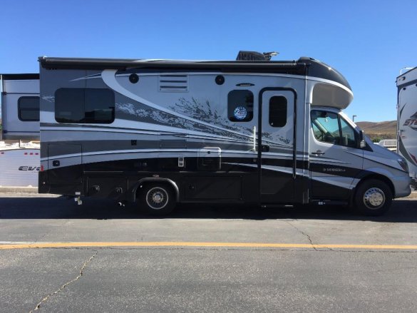 2017  Dynamax Dynamax  Isata 3 24RW Sprinter