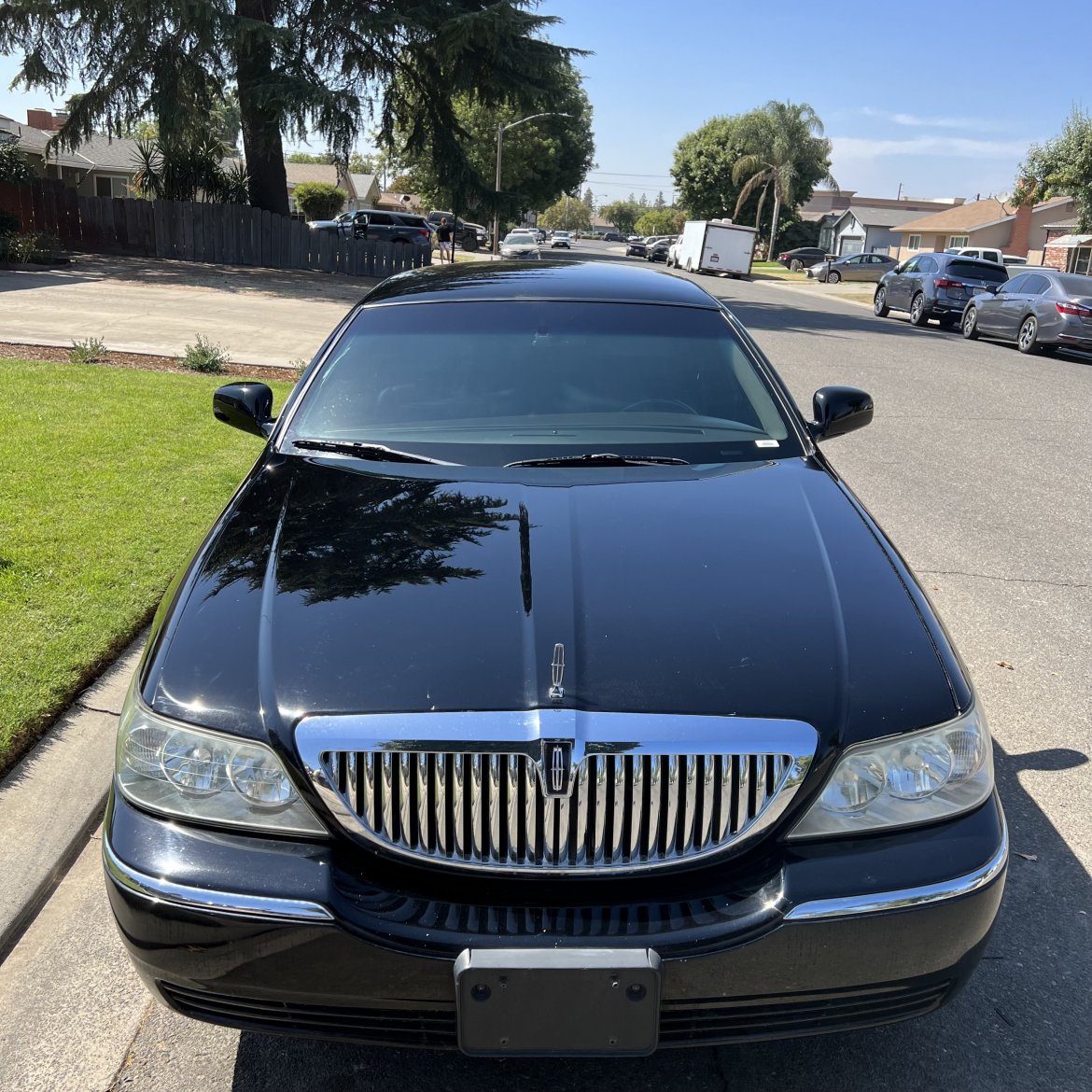 2011 Lincoln Town Car Executive L Sedan, Private Use Limo - Photo 2