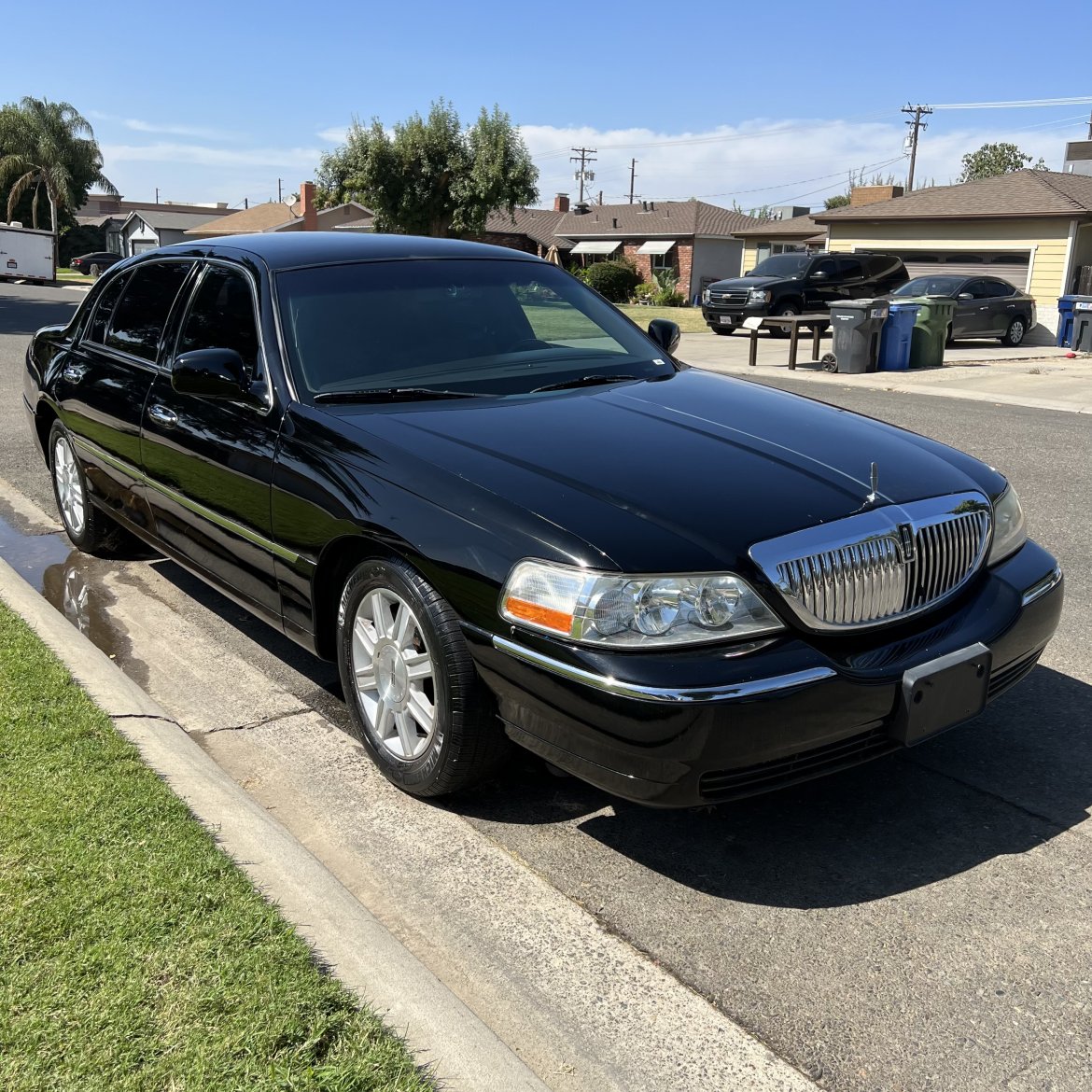 2011 Lincoln Town Car Executive L Sedan, Private Use Limo - Photo 3