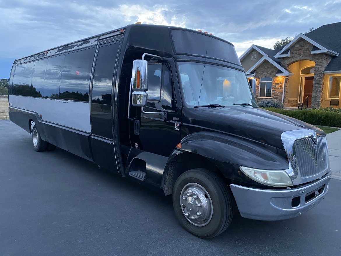 Limo Bus for sale: 2006 International 3200 420&quot; by Krystal Koach