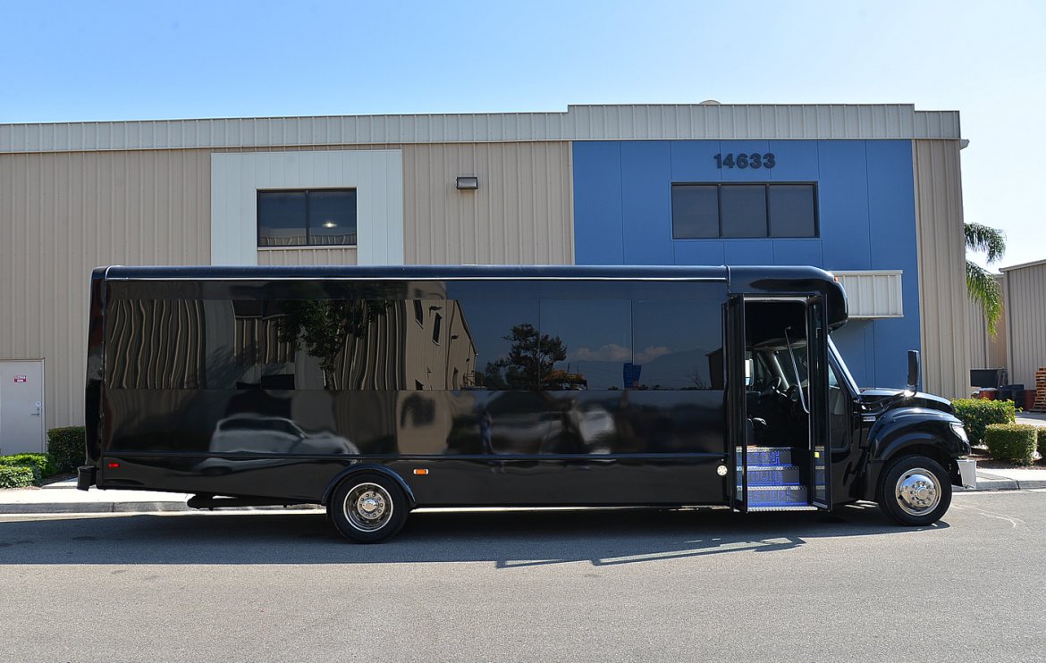 Photo of Limo Bus for sale: 2014 International Pc805 by Starcraft battista