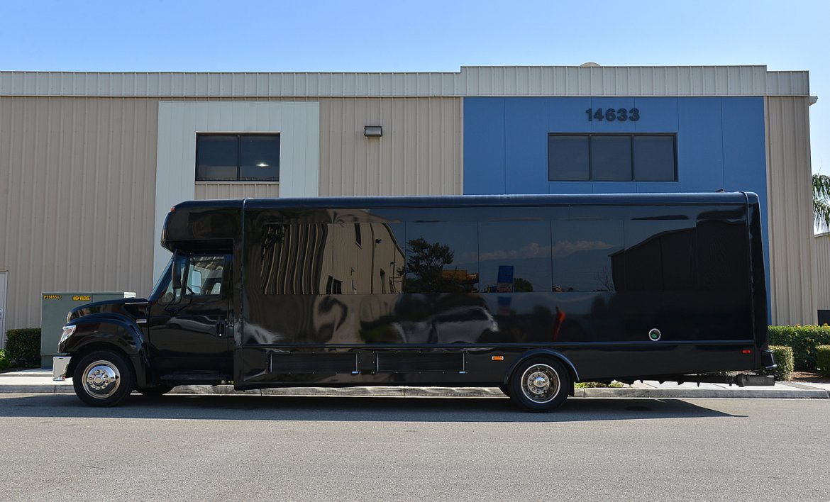 Photo of Limo Bus for sale: 2014 International Pc805 by Starcraft battista
