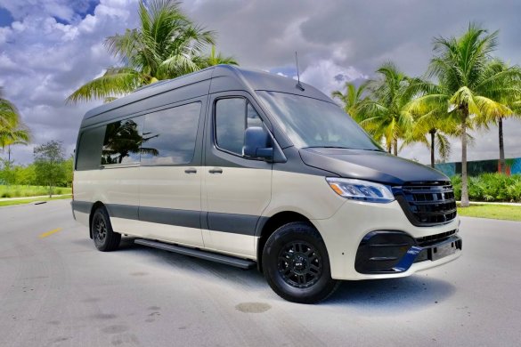 2022 Mercedes-Benz 2500 Sprinter for Sale in Miami, FL - Photo 2