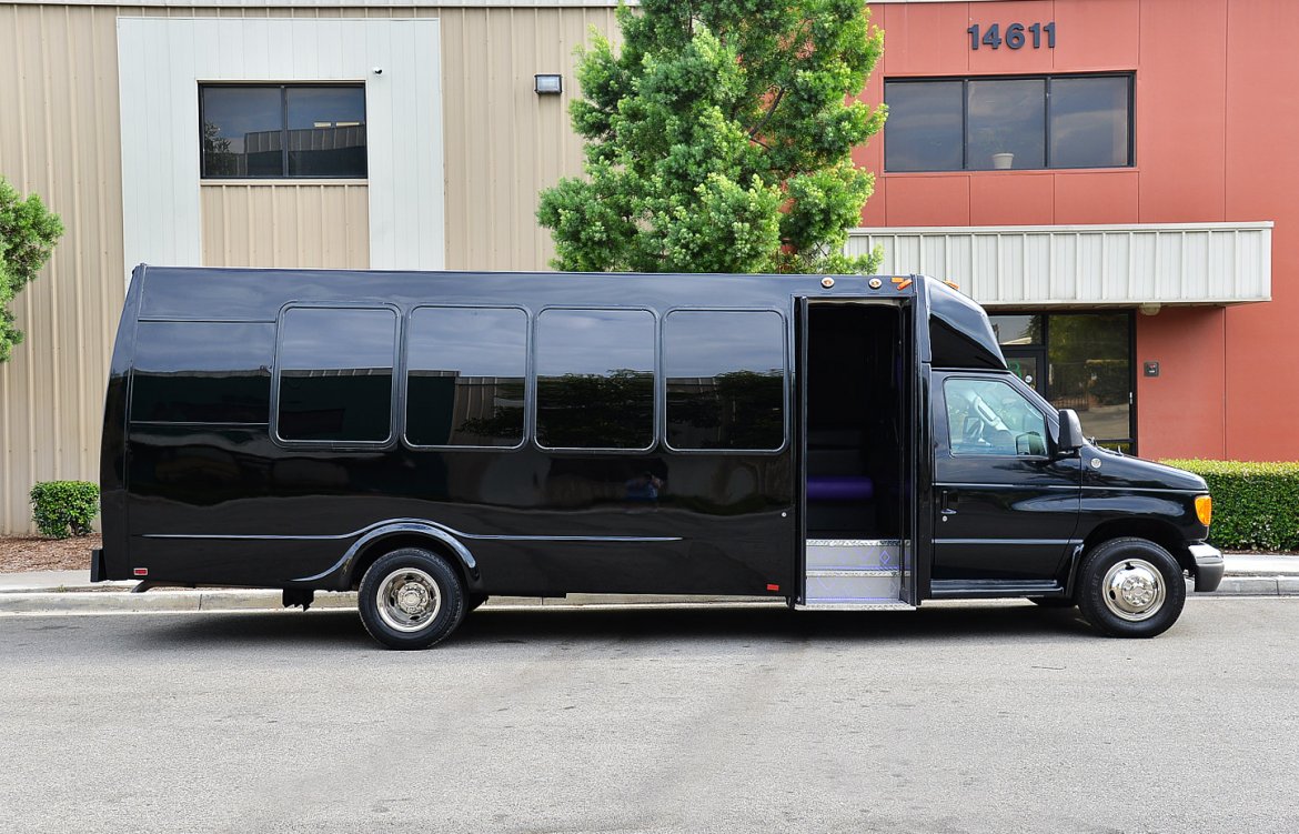 Photo of Limo Bus for sale: 2006 Ford E-450 by Federal