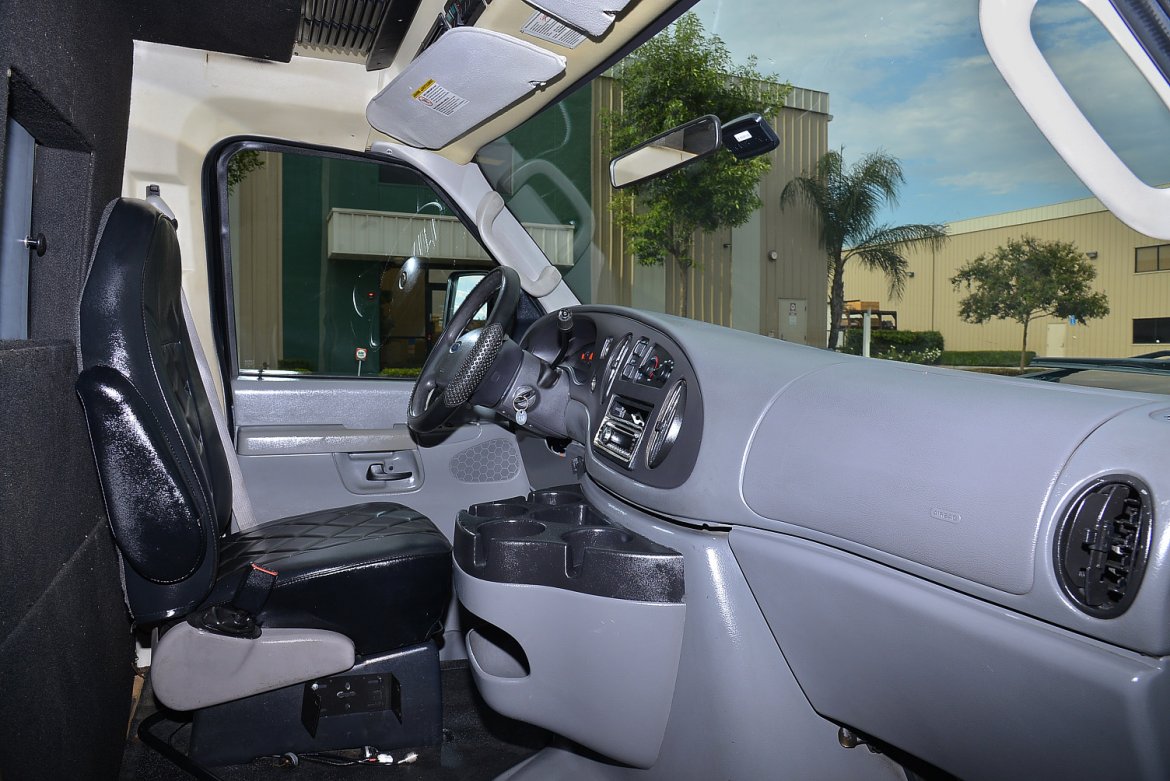 Photo of Limo Bus for sale: 2006 Ford E-450 by Federal