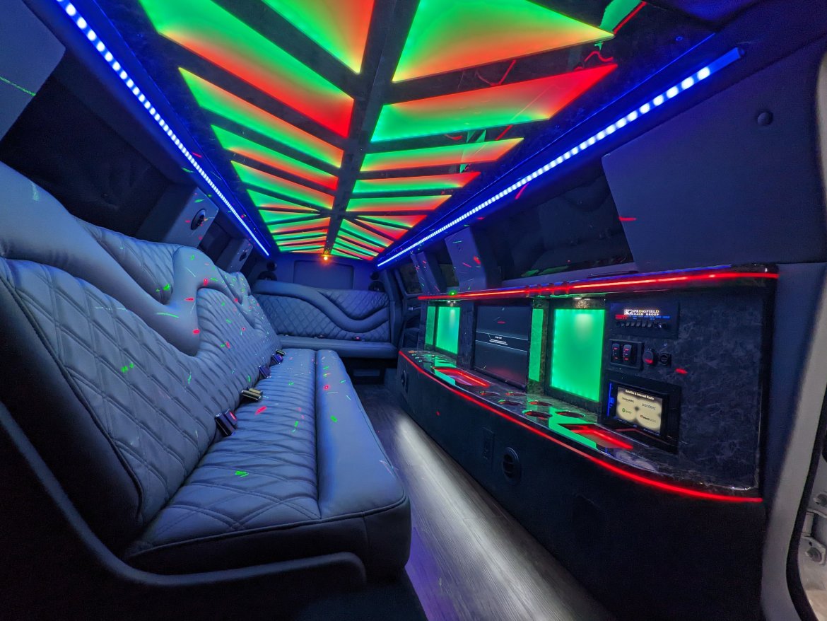 2023 Springfield Coach  Chrysler 300 Limousine - Photo 2