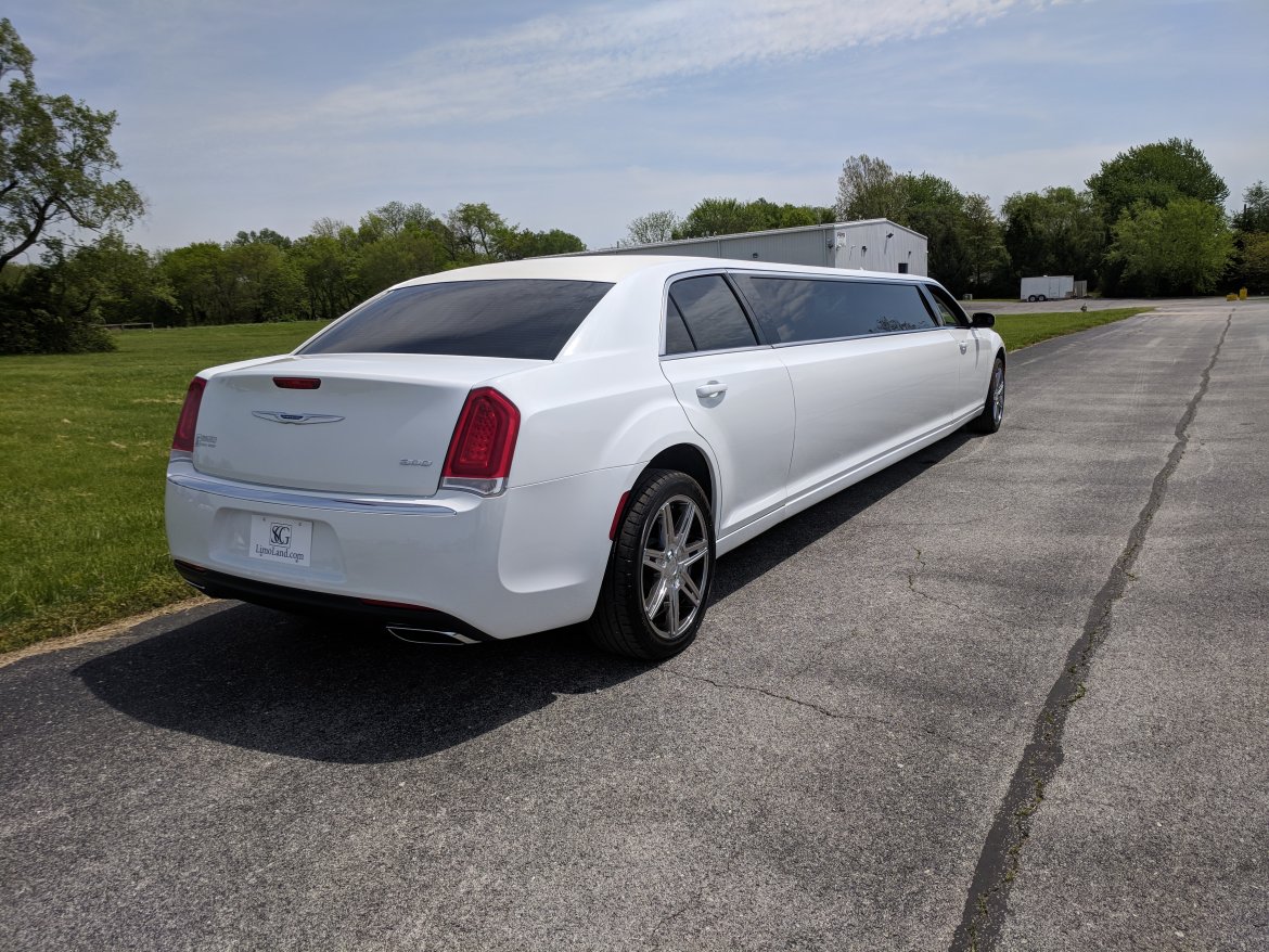 2023 Springfield Coach  Chrysler 300 Limousine - Photo 3