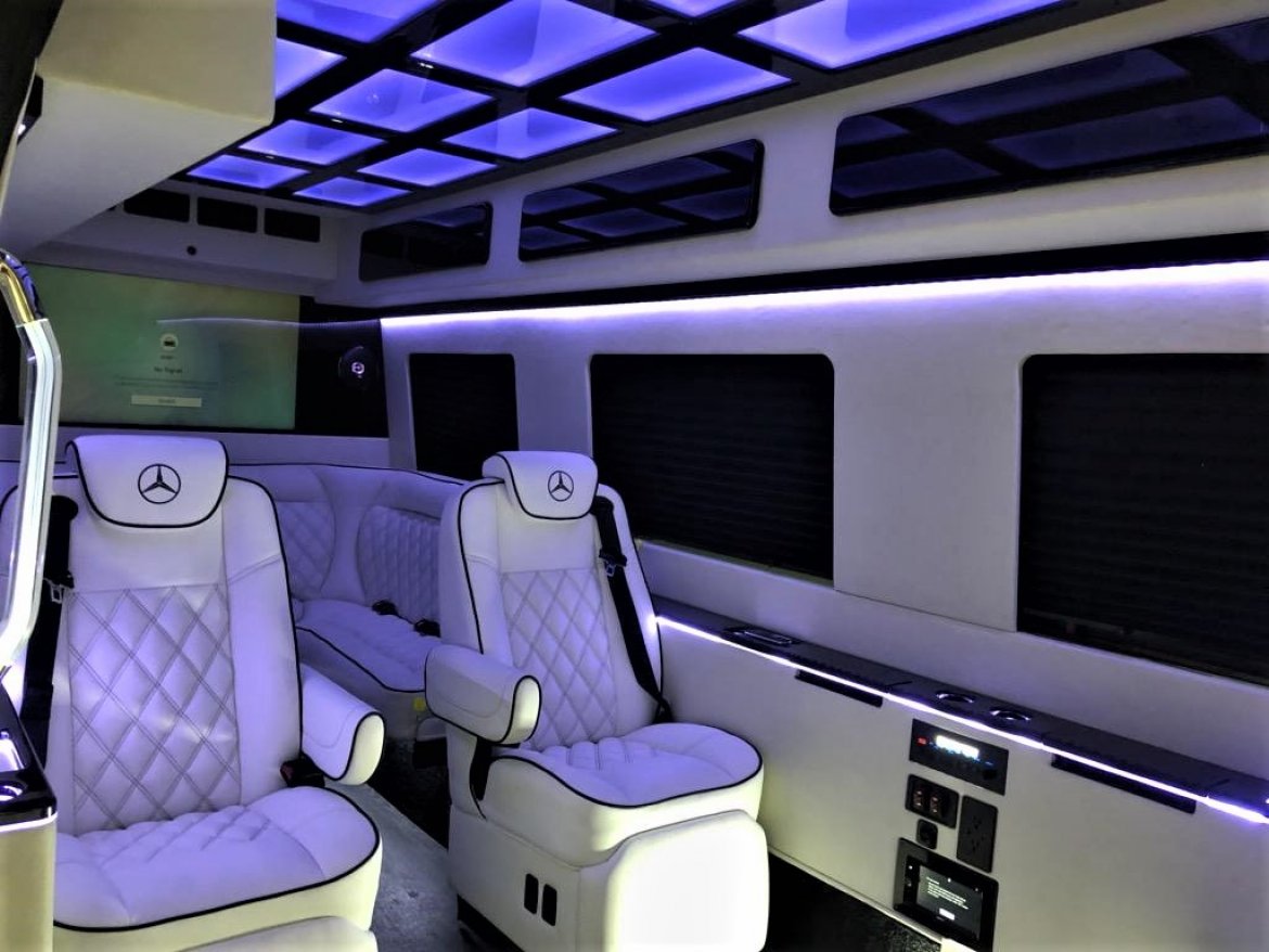 2023 Springfield Coach  Mercedes-Benz Sprinter  Sprinter - Photo 3