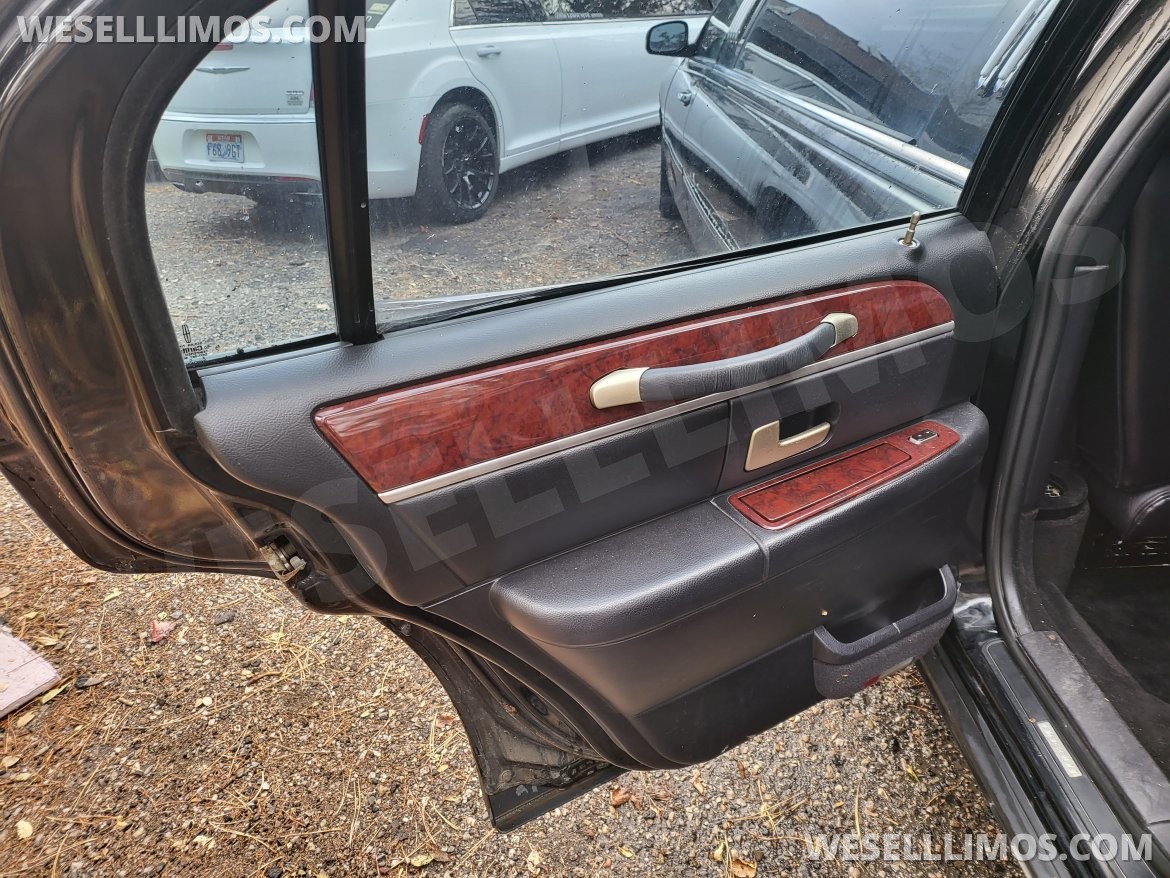 2004 Royale Limousine Lincoln Town Car Limousine 120" - Photo 3