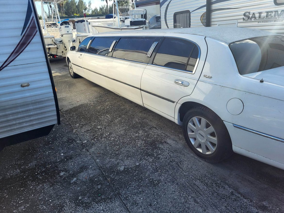 Limousine for sale: 2005 Lincoln Town Car