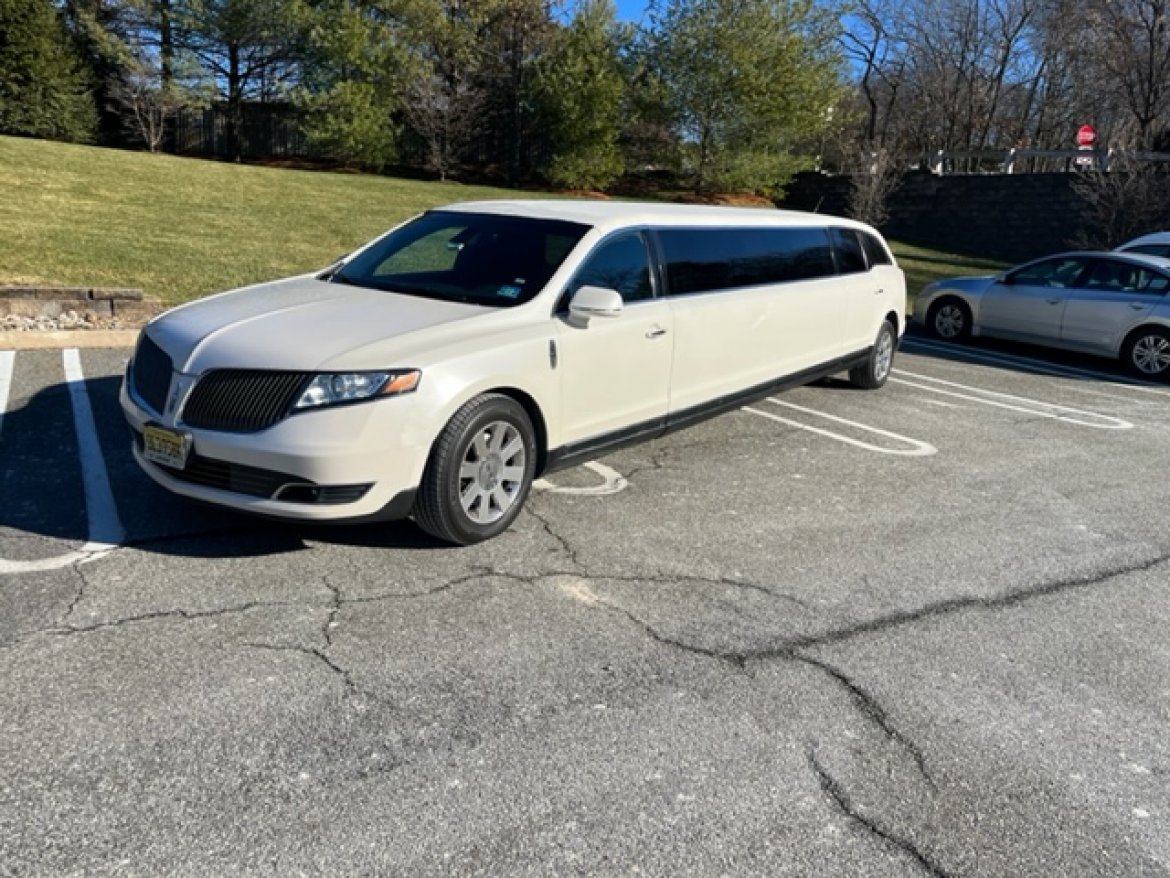 2013 Lincoln MKT Limousine - Photo 2