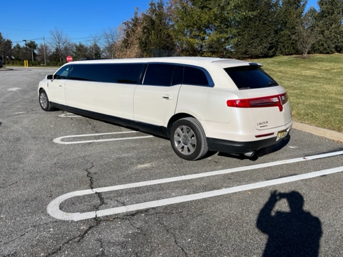 2013 Lincoln MKT Limousine - Photo 3