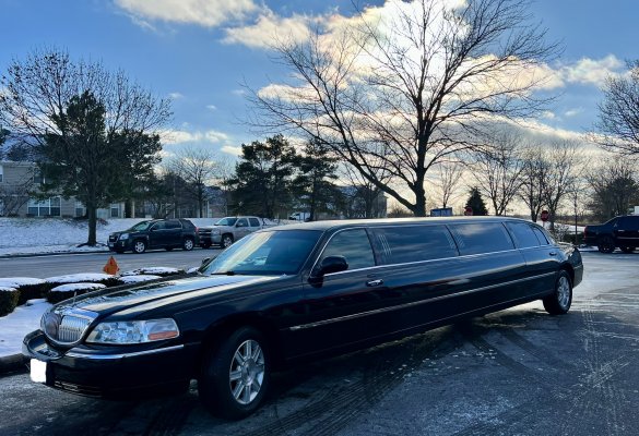 2011 Lincoln Town Car Limousine for Sale in Naperville, IL - Main Photo
