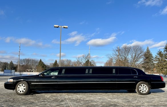 2011 Lincoln Town Car Limousine for Sale in Naperville, IL - Photo 2
