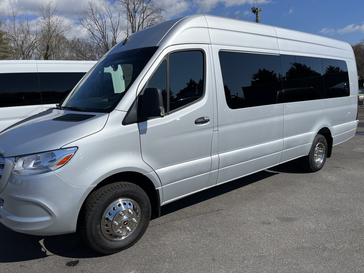 2022 First Class Coachworks’s Mercedes-Benz Sprinter 3500 Super Single 170 ext Sprinter - Photo 3