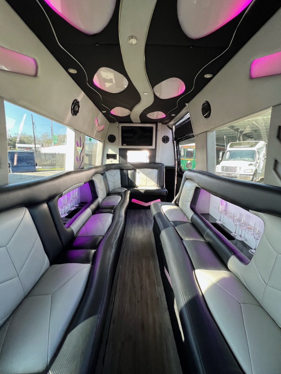 Limo Bus for Sale in Lafayette, LA - Photo 9