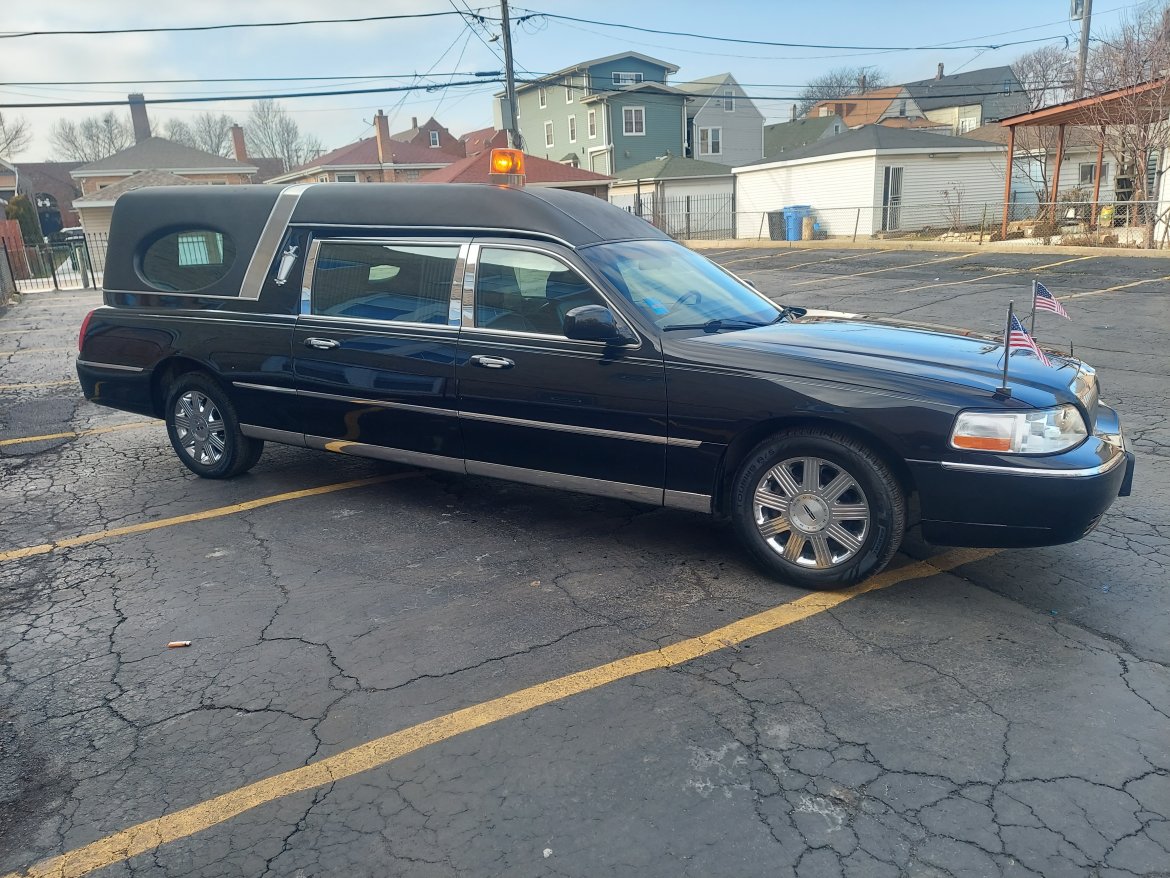 Funeral for sale: 2003 Lincoln Town Car by Federal