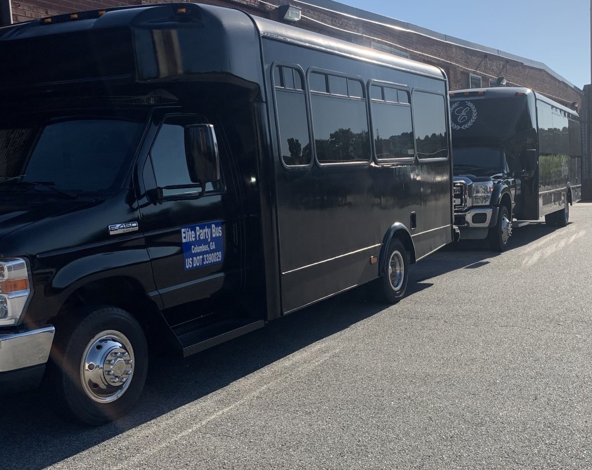 2011 Ford 550 Limo Bus - Photo 4