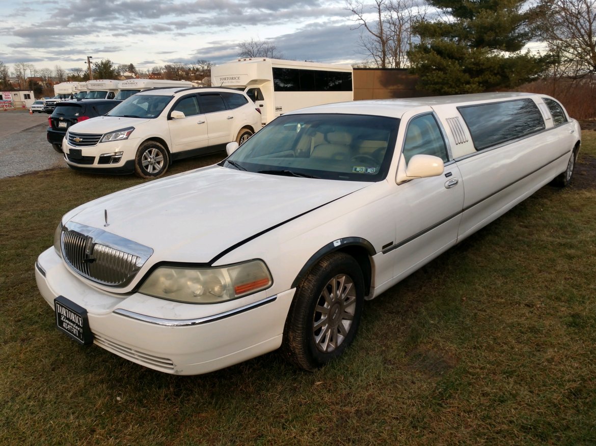 Limousine for sale: 2005 Lincoln Town car 140&quot; by Federal Coach