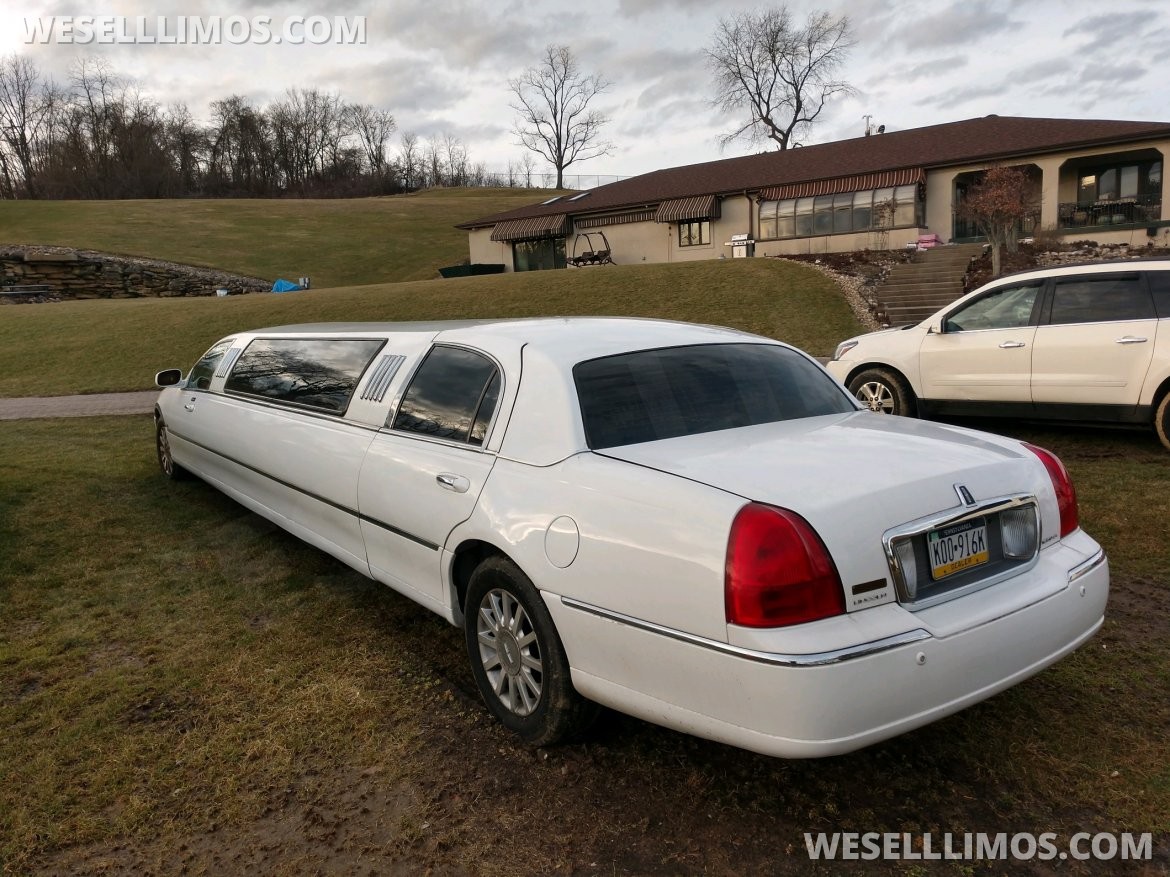 2005 Federal Coach Lincoln Town Car Limousine 140" - Photo 2