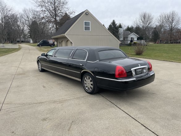 2003 Lincoln Towncar 6-passenger stretch Limousine for Sale in HARTVILLE, OH - Photo 2