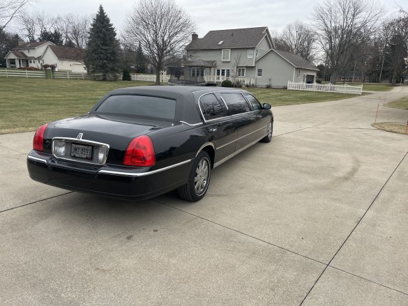 2003 Lincoln Towncar 6-passenger stretch Limousine for Sale in HARTVILLE, OH - Photo 3