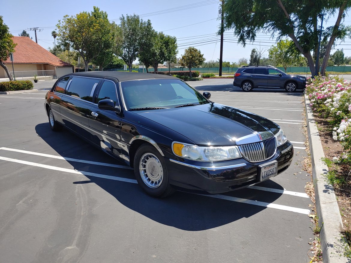 2001 Krystal Lincoln Towncar Limousine - Photo 2