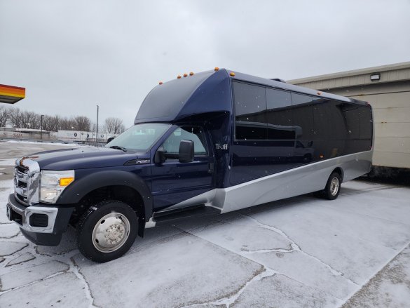 2014 Ford F550 GM 33 Executive Shuttle for Sale in Erie, PA - Photo 2
