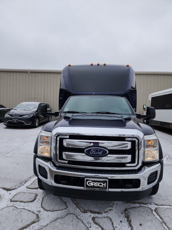 2014 Ford F550 GM 33 Executive Shuttle for Sale in Erie, PA - Photo 3