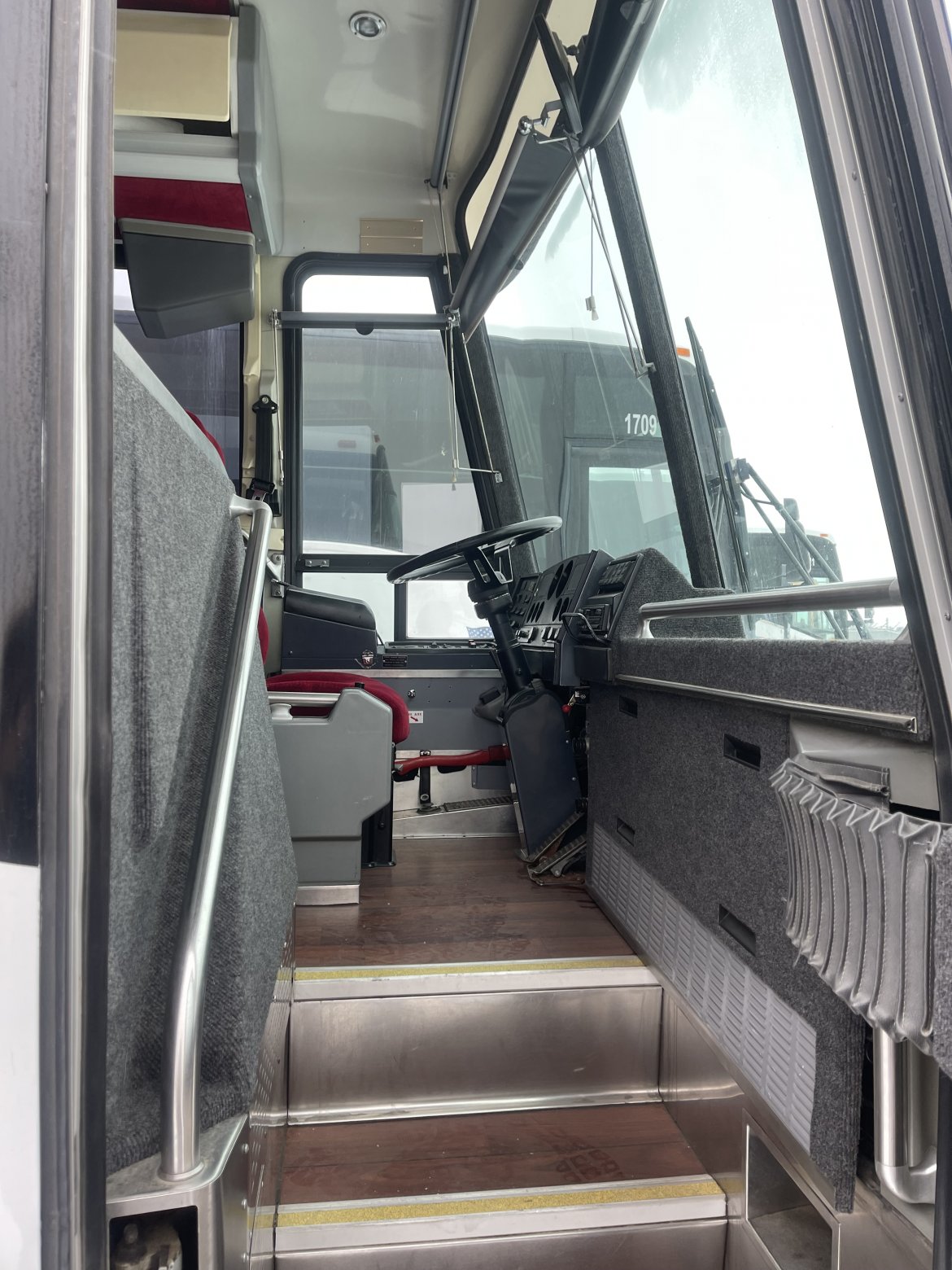 Motorcoach for Sale in Grand Island, NE - Photo 5