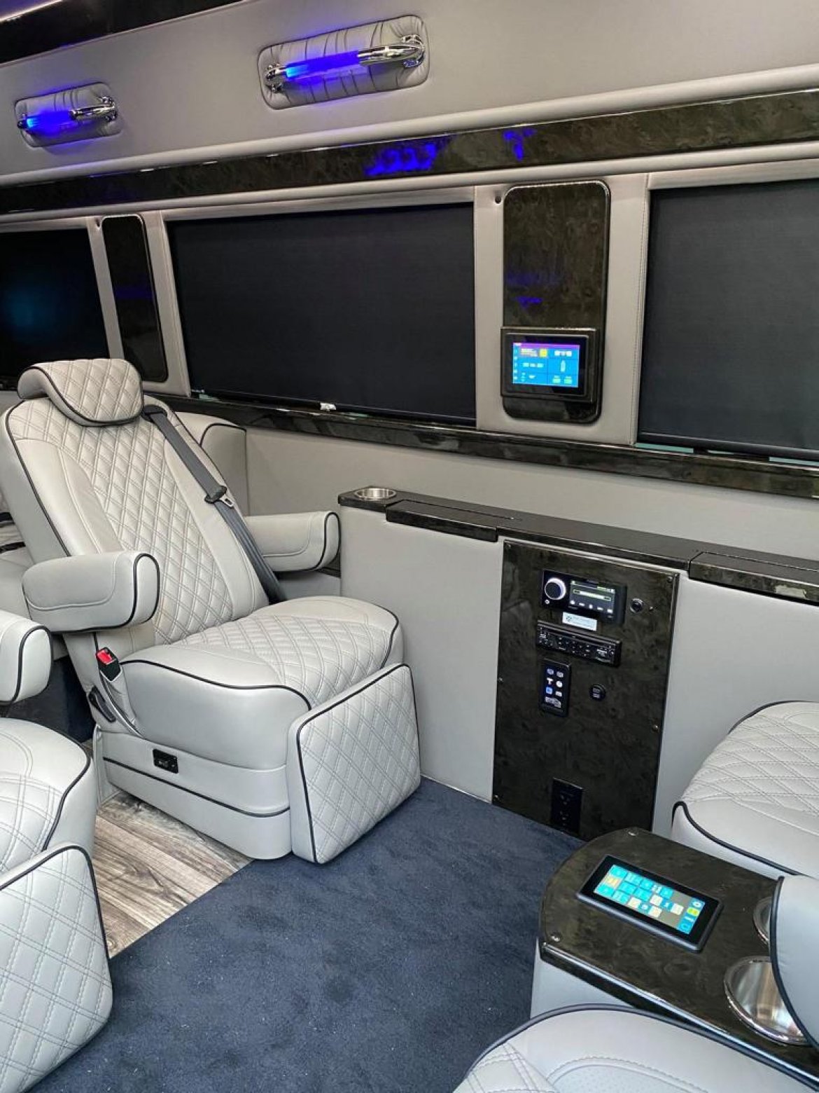 2020 Mercedes-Benz 3500 XD Sprinter Limousine - Photo 3