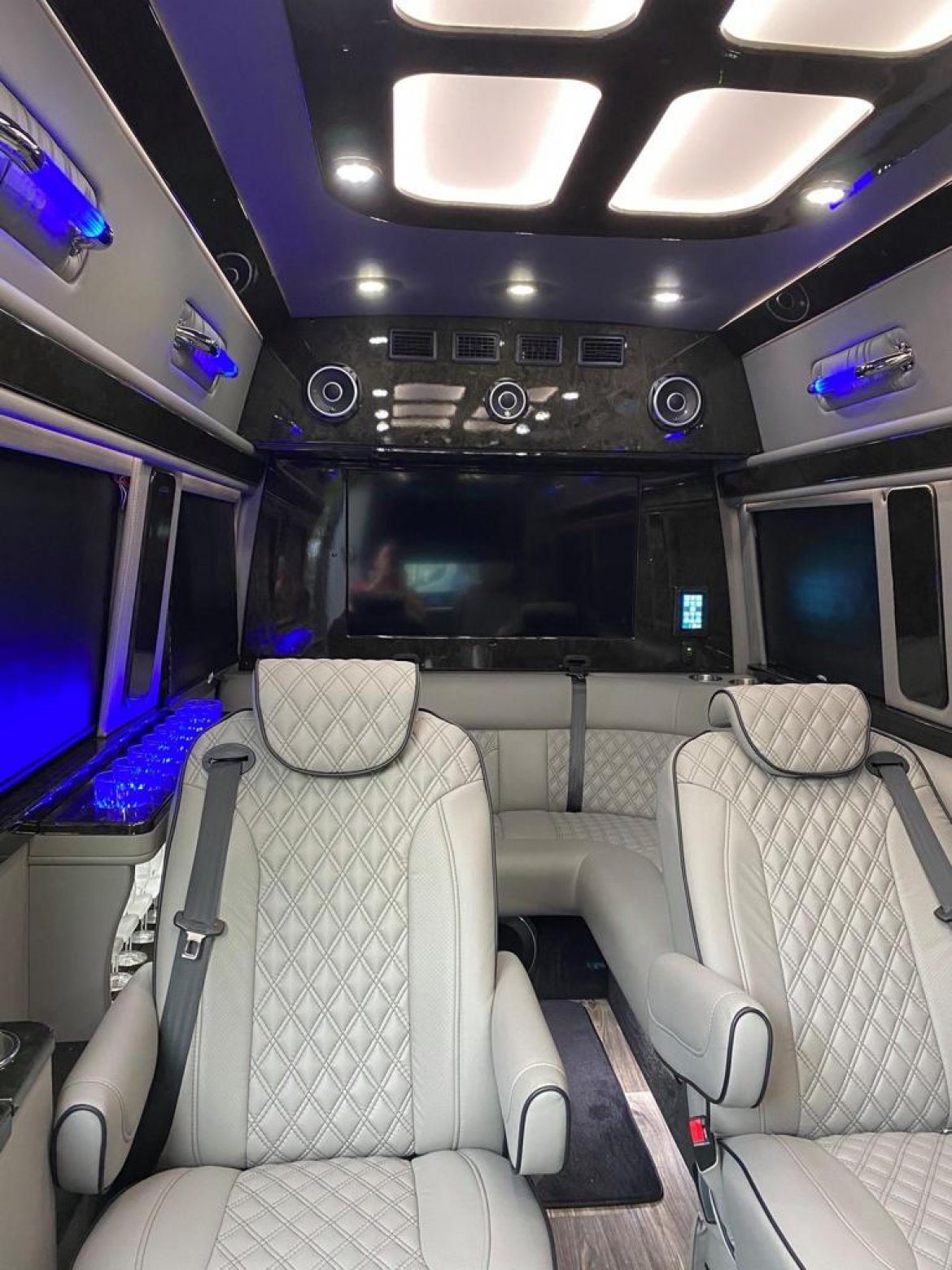 2020 Mercedes-Benz 3500 XD Sprinter Limousine - Photo 4
