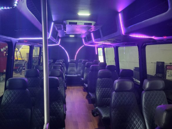 2013 Ford F550 Shuttle Bus for Sale in Ravenna, OH - Photo 3