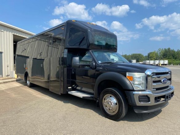 2013 Ford F550 Shuttle Bus for Sale in Ravenna, OH - Main Photo